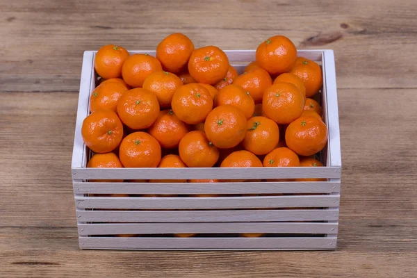 Frische Orange, Mandarinenfrüchte, Mandarinenmuster Hintergrund in einer Holzkiste, Nahaufnahme — Stockfoto