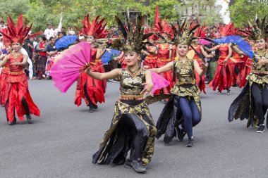Balili kızlar sokak törenle Gianyar, Adası Bali, Endonezya için ulusal bir Kostüm giymiş