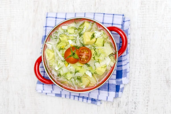 Panela vermelha com okroshka - sopa de verão tradicional na Ucrânia, Bielorrússia e Rússia. Fechar — Fotografia de Stock