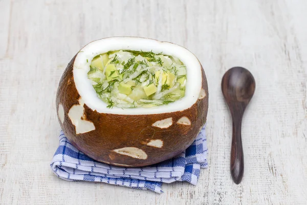 Tigela de coco com okroshka - sopa de verão tradicional na Ucrânia, Bielorrússia e Rússia. Fechar — Fotografia de Stock