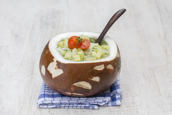 Bowl de nucă de cocos cu okroshka supă tradițională de vară în Ucraina, Belarus și Rusia. Close up — Fotografie, imagine de stoc