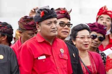 Agus Mahayastra bir Endonezya Demokrat Parti, mücadele, PDI-P, Gianyar, Adası Bali, Endonezya seçim öncesi toplantıda yol açar