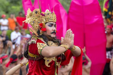 Bali dili adam sokak törenle Gianyar, Adası Bali, Endonezya için ulusal bir Kostüm giymiş