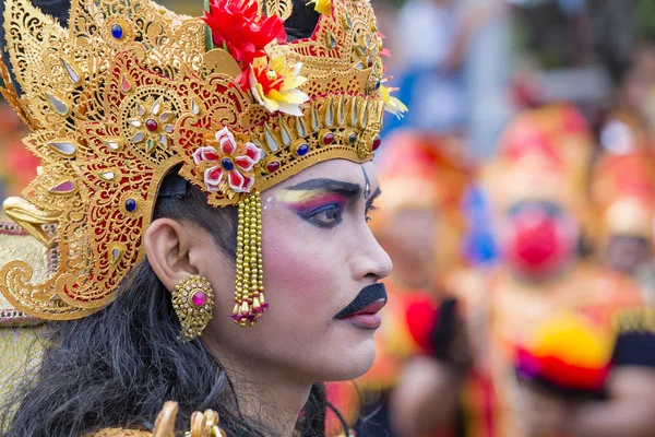 Bali dili adam sokak törenle Gianyar, Adası Bali, Endonezya için ulusal bir Kostüm giymiş — Stok fotoğraf