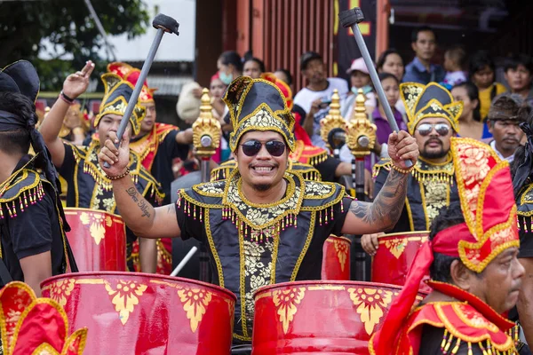 Balinese young guys play on national musical instruments at a street in pre-election rally, the Indonesian Democratic Party of Struggle in Bali, Indonesia — Stock Photo, Image