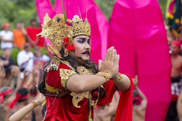 Uomo balinese vestito con un costume nazionale per la cerimonia di strada a Gianyar, isola di Bali, Indonesia — Foto Stock