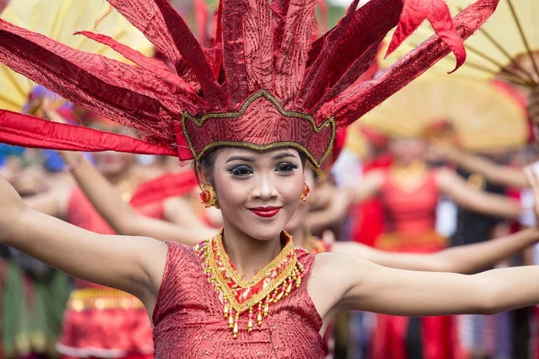 Balinesiska flickor klädda i en folkdräkt för gatan ceremoni i Gianyar, ön Bali, Indonesien — Stockfoto