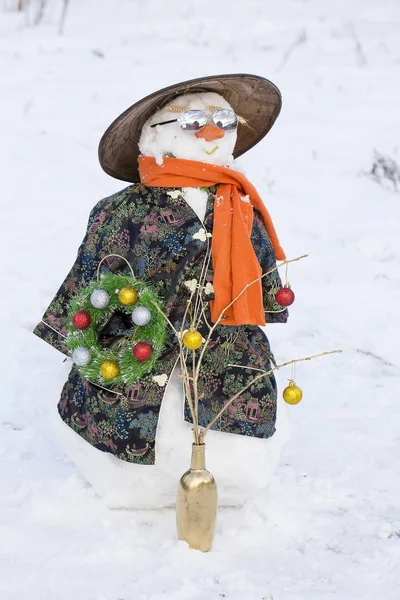 Muñeco de nieve en ropa asiática en el patio . —  Fotos de Stock