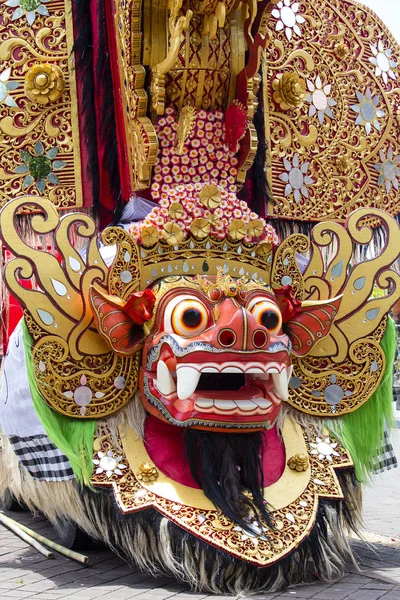 Figura tradizionale balinese Barong sulla cerimonia di strada nell'isola di Bali, Indonesia — Foto Stock