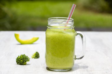 Taze smoothies avokado, muz, brokoli, mango ve tatlım. Ada Bali, Ubud, Endonezya