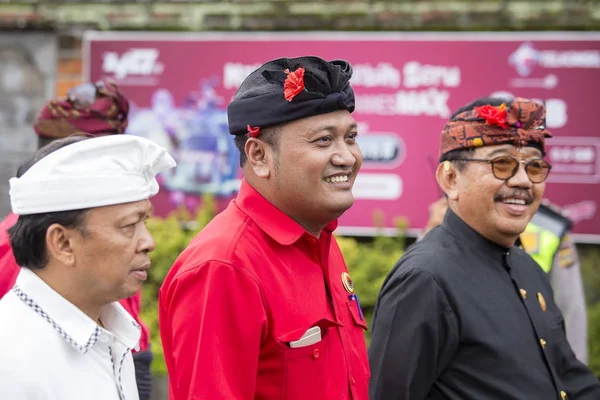 Agus Mahayastra dirige un Parti démocratique indonésien de lutte, PDI-P, lors de la réunion préélectorale à Gianyar, île de Bali, Indonésie — Photo