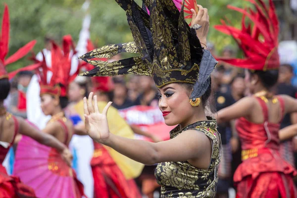 Balinéz lány öltözött nemzeti jelmez utcai ünnepségen Gianyar-sziget, Bali, Indonézia — Stock Fotó