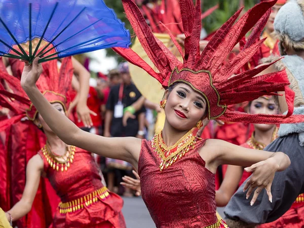 Balijšitna – dívky oblečené v národním kroji pro pouliční slavnost v Gianyar, ostrov Bali, Indonésie — Stock fotografie