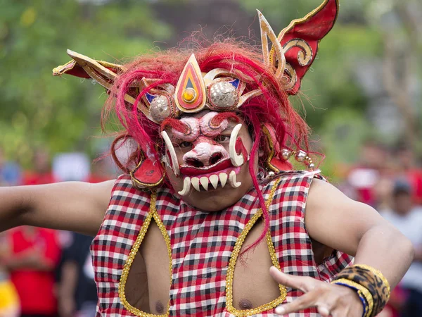 Uomo balinese vestito con la maschera di Celuluk per la cerimonia di strada a Gianyar, isola di Bali, Indonesia — Foto Stock