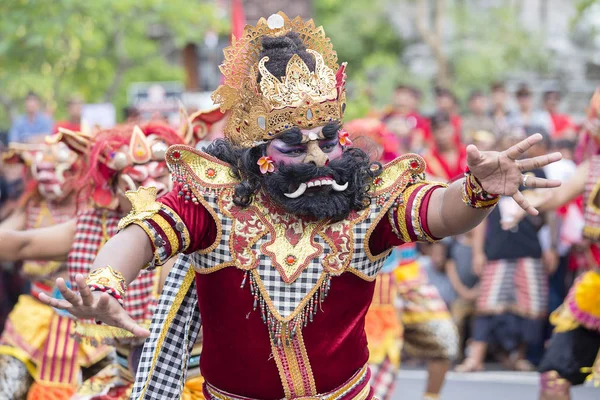 Balijski mężczyzna ubrany w maskę Hanuman na ulicy uroczystość w Gianyar, Wyspa Bali, Indonezja — Zdjęcie stockowe