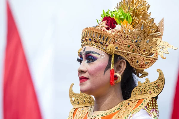 Bali dili adam sokak törenle Gianyar, Adası Bali, Endonezya için ulusal bir Kostüm giymiş — Stok fotoğraf