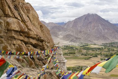 Himalaya Dağları ve renkli Budist dua bayrakları stupa Ladakh, Hindistan'da Budist monastery yakınındaki