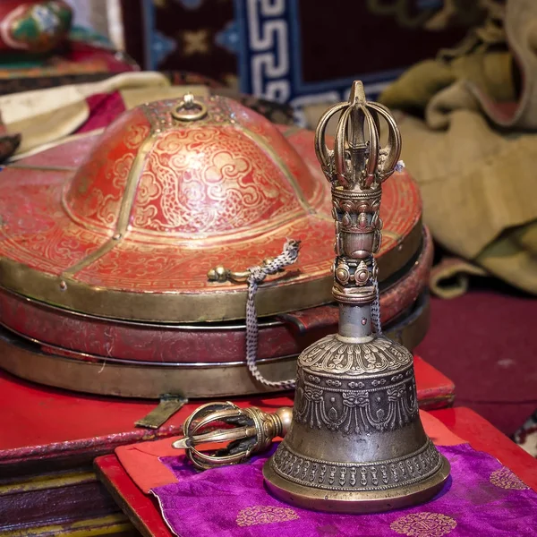 Buddhistische religiöse Ausrüstung - Vajra dorje und Glocke im tibetischen Kloster. ladakh, jammu kashmir, indien — Stockfoto