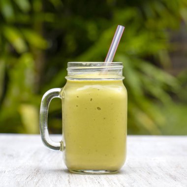 Taze smoothies avokado, muz, mango ve tatlım. Ada Bali, Ubud, Endonezya
