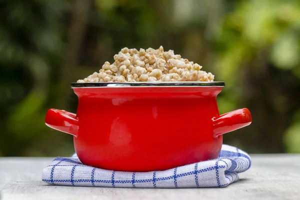 Rote Pfanne mit Weizenbrei - traditionelles Essen in der Ukraine, Weißrussland und Russland — Stockfoto