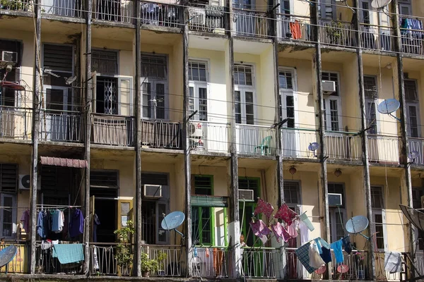 Apartamento antigo no centro de Yangon, Birmânia. Mianmar — Fotografia de Stock