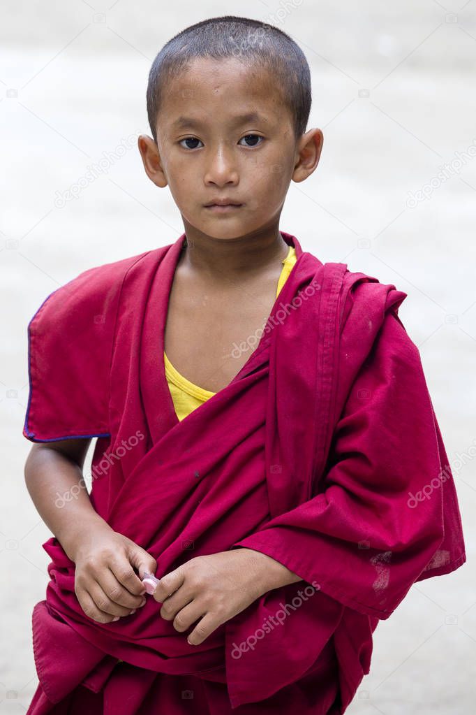 Giovane monaco buddista tibetano per strada nel Dharamshala vicino