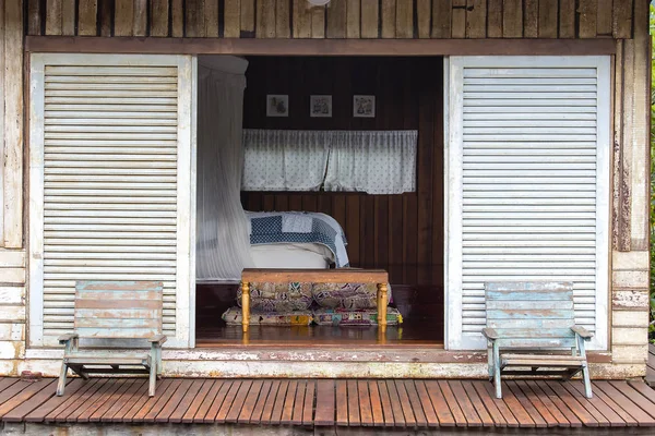 Mooie houten terras of balkon met twee stoel dicht bij strand, Thailand — Stockfoto