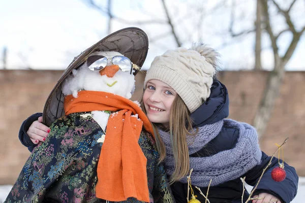 눈사람, 행복 한 어린 소녀를 닫습니다. — 스톡 사진