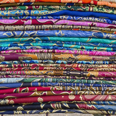 Satış, Adası Bali Ubud, Endonezya için renkli sarongs ürün yelpazesine. Yakın çekim