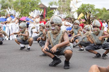 Bali dili adam Hanuman sokak törenle Gianyar, Adası Bali, Endonezya için maske giymiş