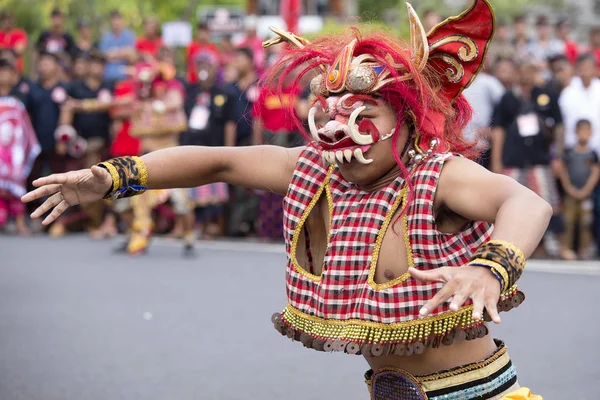 Pria Bali mengenakan topeng Celuluk untuk upacara jalanan di Gianyar, Bali, Indonesia — Stok Foto