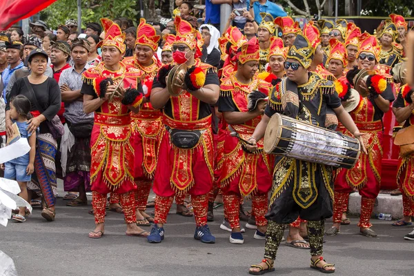 Balinese young guys play on national musical instruments at a street in pre-election rally, the Indonesian Democratic Party of Struggle in Bali, Indonesia — Stock Photo, Image