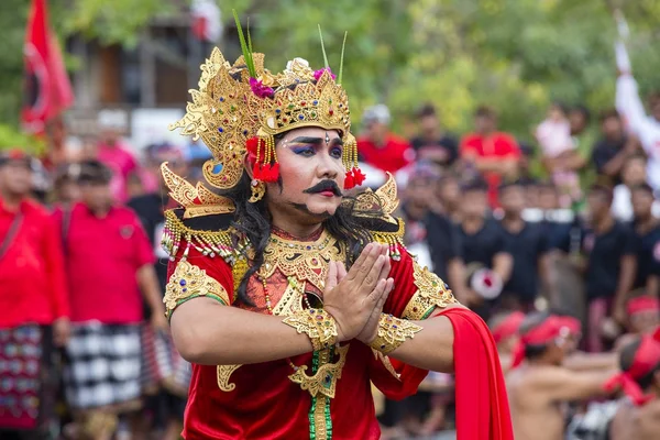 Balinéz ember öltözött egy népviselet utcai ünnepségen Gianyar-sziget, Bali, Indonézia — Stock Fotó