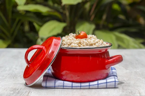 Rote Pfanne mit Weizenbrei - traditionelles Essen in der Ukraine, Weißrussland und Russland — Stockfoto