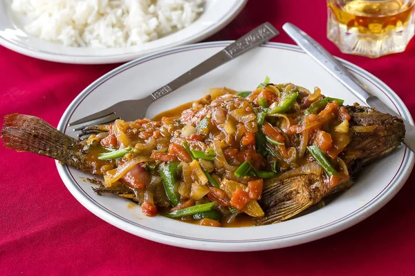 Rybí pikantní kapr smažený v omáčce se zeleninou, podávané na talíř v asijské restauraci. Pokrm tradiční barmské mořské plody — Stock fotografie