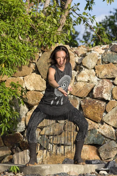 Mujer joven yoga haciendo danza chamánica en un fondo de la naturaleza — Foto de Stock