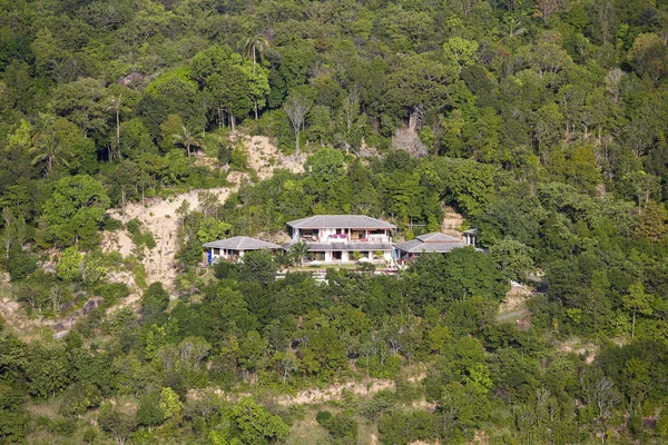 Casa tropical en una playa rocosa en la isla de Koh Phangan, Tailandia — Foto de Stock