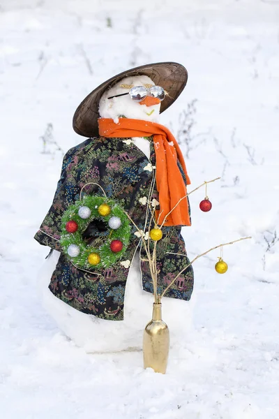 Schneemann in asiatischer Kleidung im Hof. — Stockfoto