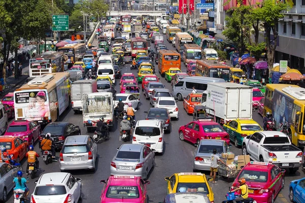El tráfico se mueve lentamente a lo largo de una carretera concurrida en Bangkok, Tailandia —  Fotos de Stock