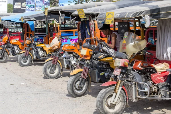 Auto riquixá, três rodas de moto táxi na rua em Myanmar. Este transporte é barato e popular na Birmânia . — Fotografia de Stock