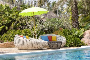 Yüzme Havuzu ve rattan daybeds bir tropik Bahçe, Tayland