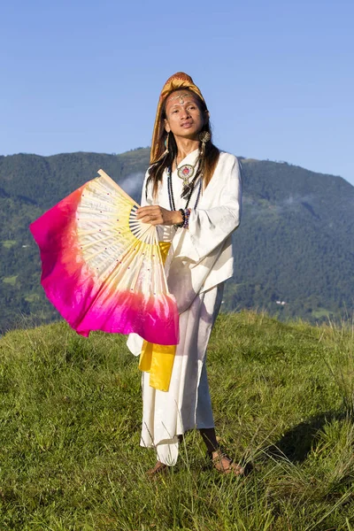 Sirena Sabiha gündoğumu Pokhara, Nepal, bir fan ile dans. Sirena Filipinler'de doğdu. — Stok fotoğraf