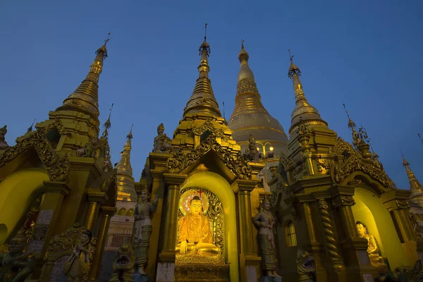 Άγαλμα του Βούδα στο παγόδα Σβενταγκόν στη Γιανγκόν, Μιανμάρ, Βιρμανία. Νυχτερινή άποψη — Φωτογραφία Αρχείου