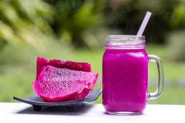 Taze smoothies dragon meyve, muz, mango ve papaya. Ada Bali, Ubud, Endonezya
