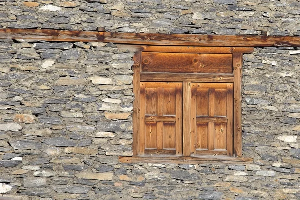 Dřevěná okna v staré kamenné zdi ve vesnici Manang, Himálaj, Nepál — Stock fotografie