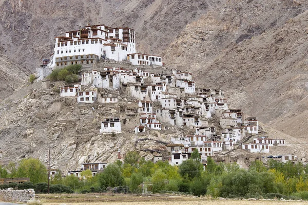 Montañas del Himalaya y Chemrey gompa, monasterio budista en Ladakh, India — Foto de Stock