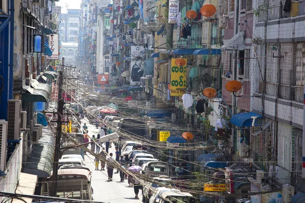 Stare mieszkanie w centrum w mieście Yangon, Birma. Myanmar — Zdjęcie stockowe