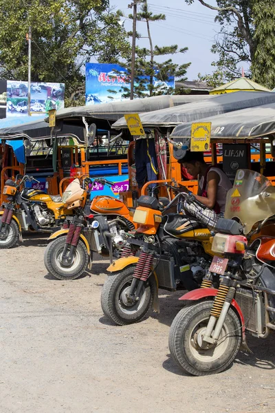 Pousse-pousse automatique, trois roues moto taxi dans la rue au Myanmar. Ce transport est bon marché et populaire en Birmanie . — Photo