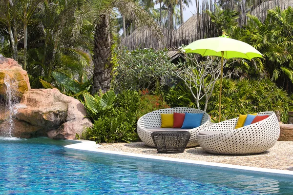 Piscina y tumbonas de ratán en un jardín tropical, Tailandia —  Fotos de Stock