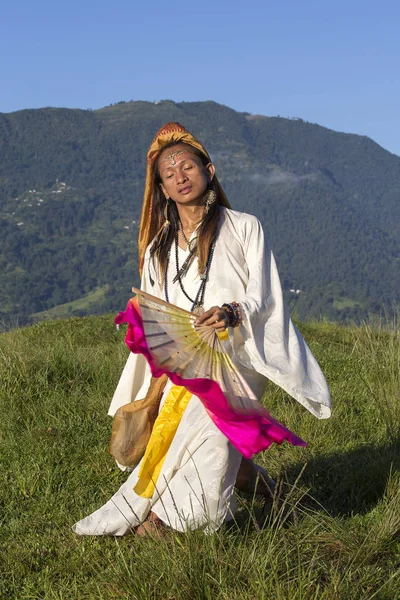 Sirena Sabiha bailando con un fan al amanecer en Pokhara, Nepal. Sirena nació en Filipinas . — Foto de Stock